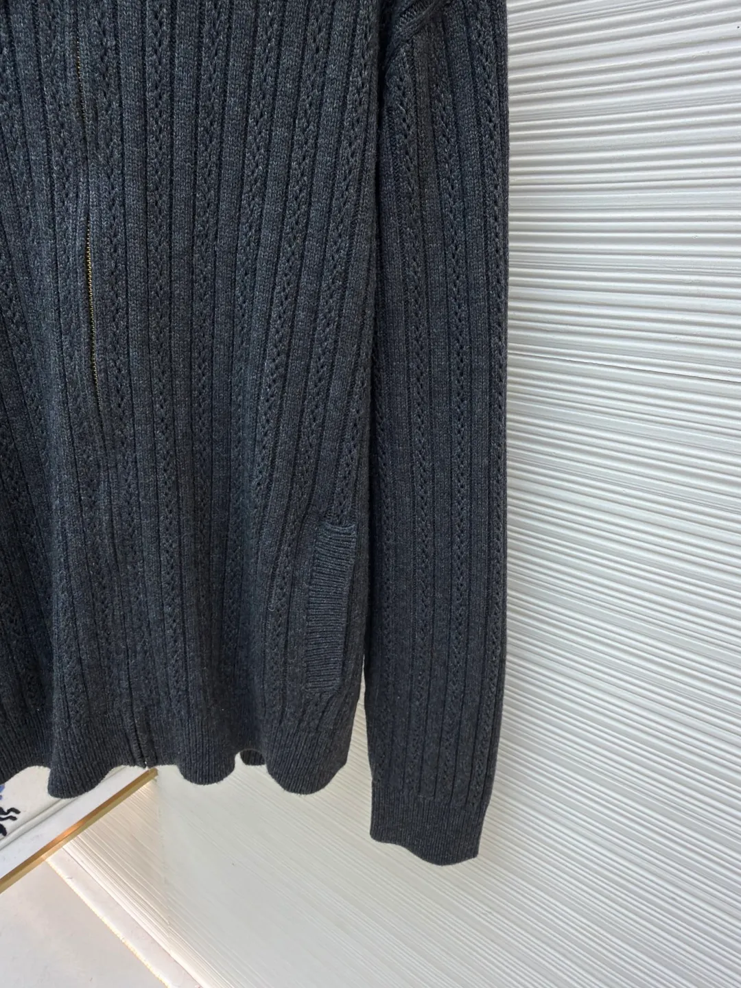 LOUIS VUITTON Cashmere Wool Zipper Tunic Jacket ●Original version: purchased and developed by 46989 ●Item number: 1682189-C05 ●Fabric: wool blended fabric ●Technology: knitted ●Color: black ●Version: fitted version ●Weight: about 855 grams ●Size: S-M-L-XL ●Description: This LOUIS VUITTON FW25 cashmere wool zippered belted jacket. The fabric is made of rare cashmere and merino wool blended. It has been combed to remove impurities. It is knitted with 16-needle fine gauge to create a three-dimensional vertical pit stripe texture. The pit stripes are accurately positioned by a computer jacquard machine, with even spacing and a strong three-dimensional effect. The collar is made of high-quality mink fur, which is trimmed and shaped by hand. The fur is fluffy and smooth. It is decorated with metal buckles and leather patches. The leather patches are vegetable tanned, with a delicate texture and wear resistance. The placket has a custom-made metal zipper with electroplated and polished teeth. The zipper and body are fixed by hand caulking, and the stitching is hidden and firm. The waist girdle structure uses built-in elastic webbing, combined with ergonomic three-dimensional tailoring. The cuffs and hem are designed with ribbed edges and are pre-shrunk at high temperatures to prevent them from loosening. The overall sewing has gone through multiple quality control processes. From fabric weaving to detail assembly, the brand's strict craftsmanship standards are followed, showing the quality of luxury craftsmanship. The overall wiring is straight and delicate, the fabric is comfortable and soft, and the color is consistent without color difference. It can be matched with the same style to create a fashionable look and control various occasions. Customized accessories, complete with three standards, same style for men and women!